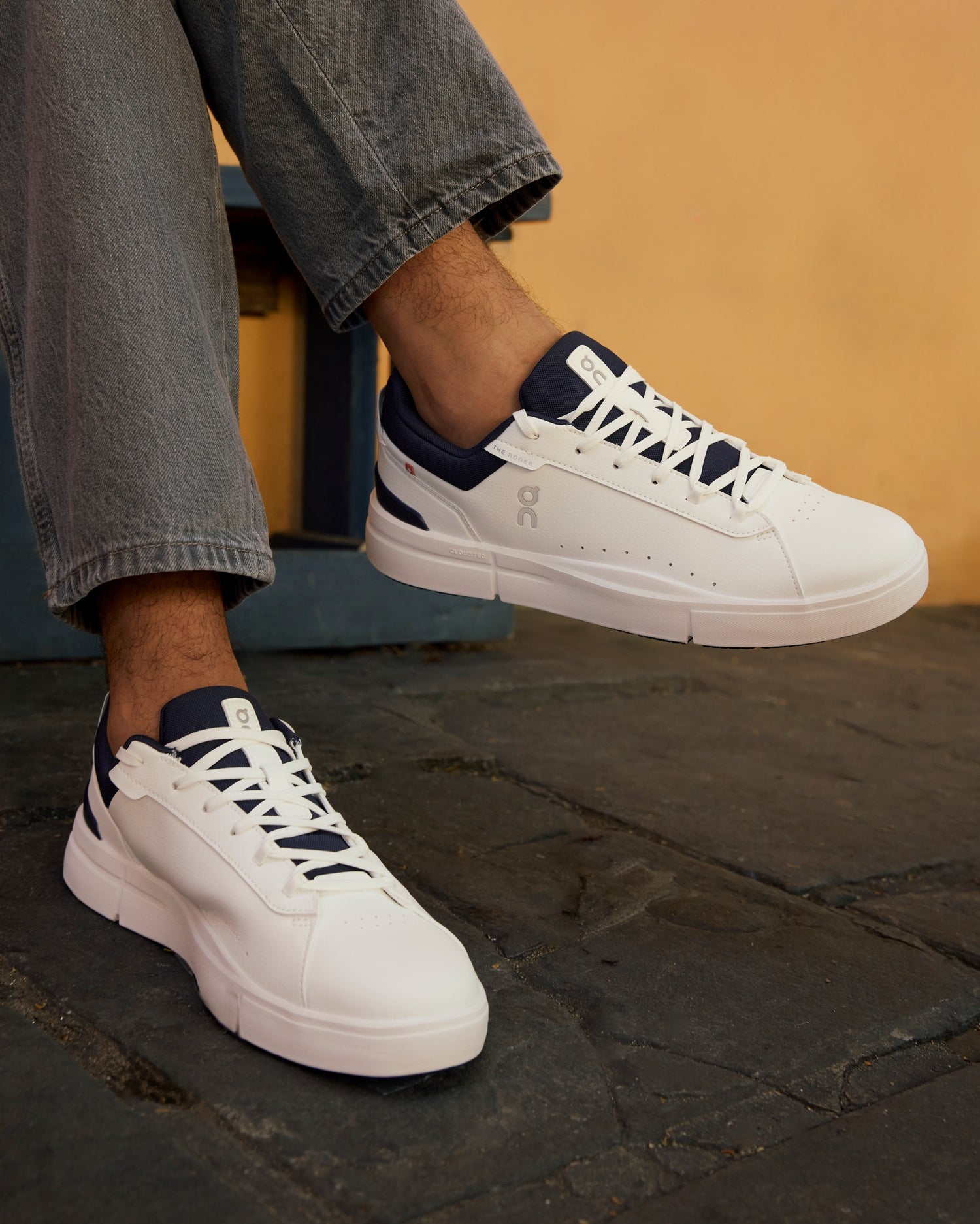 The Roger Advantage White Midnight leath