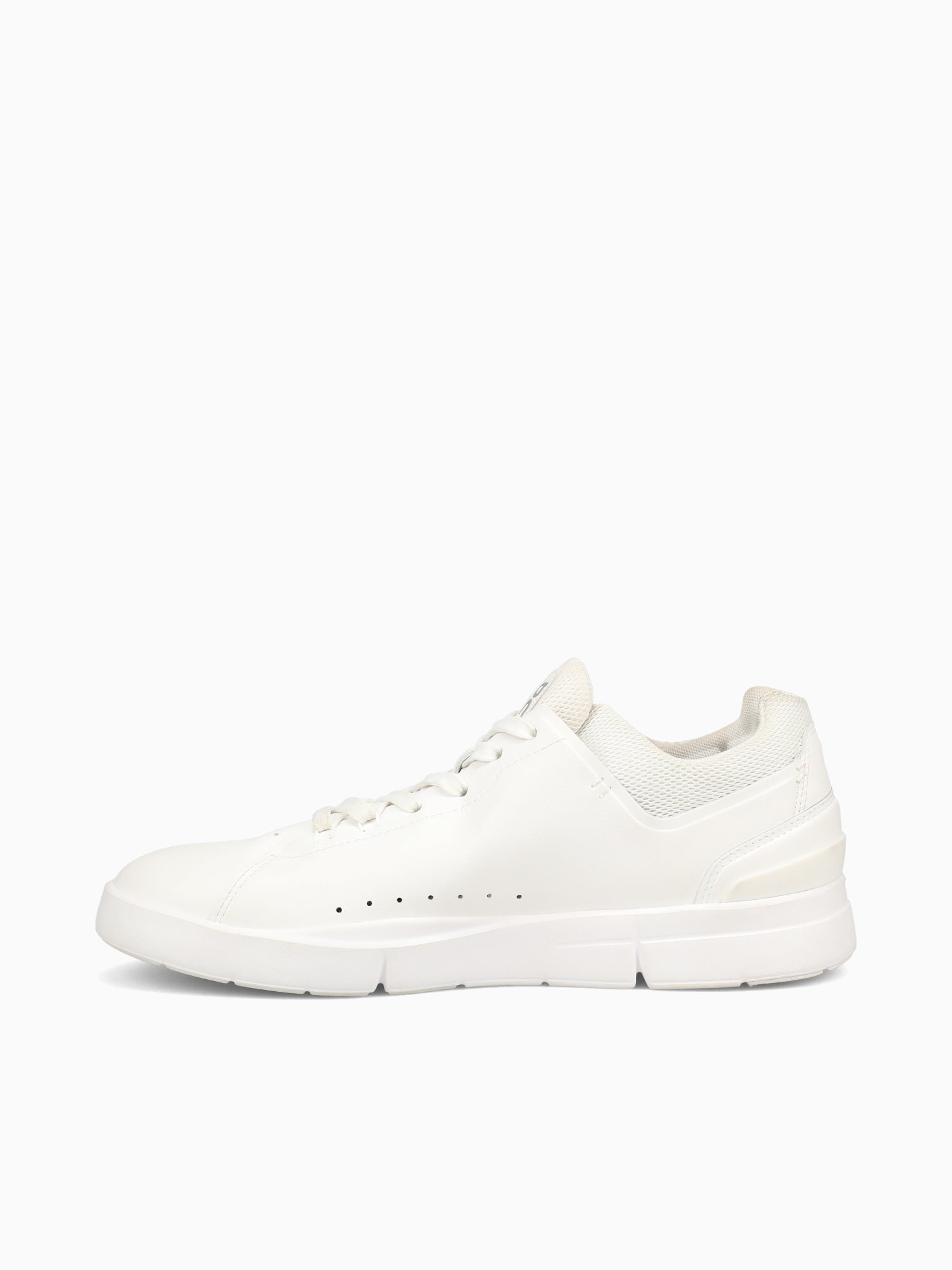 The Roger Advantage All White– La Favorita